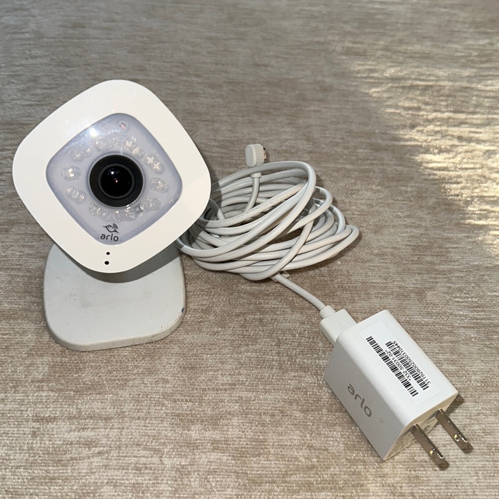 Arlo VMC3040-100NAR Q-Series Day/Night Cube Camera